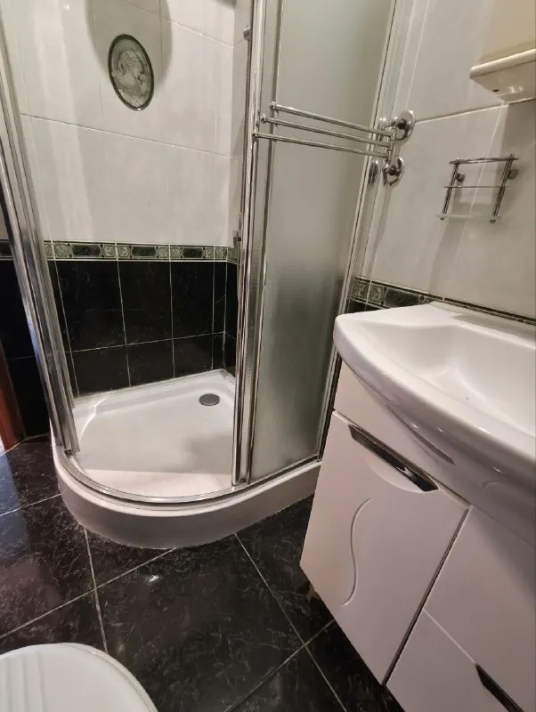 Продам двухкомнатную квартиру 🌇донецк, ул. Кирова, ориентир "парк славянкой культуры" и «донецкое училище олимпийского резерва им. С. Бубки. 📌 ✅3этаж/3х. Этажной сталинки. (4й тех/этаж) ✅ поменяны мпо окна, трубы, санузел полностью с кап/ремонтом. 💦установлен накопительный бак с автоматикой! ‼️ ❗️квартира требует частичного ремонта, фото соответствует 📑 документы готовы срочная продажа‼️ - фотография - 3