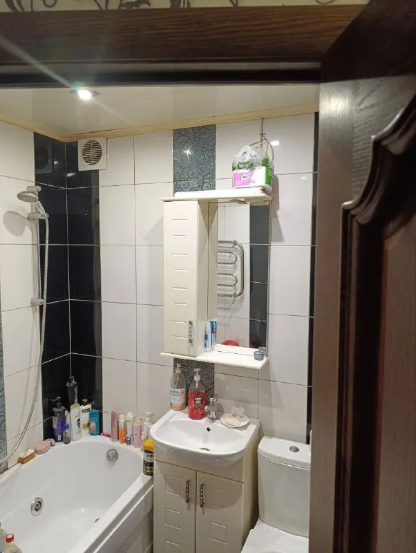 Продам однокомнатную квартиру продажа от собственника❗️ 🌇донецк на шахтерской площади (университетская) 📌 ✅площадьт31,4 м2 ✅4 этаж/5 ✅квартира теплая, не угловая, в хорошем состоянии - заходи и живи. 📍рядом школа, садик, больницы, продуктовые магазины, транспортная развязка во все стороны города. 📑все документы готовы к сделке! Один собственник прописанных нет! 💰стоимость 3 500 000 руб. 📲☎️+7 (949) 404-14-97, 📲☎️+7 (949) 382-83-28 - фотография - 2