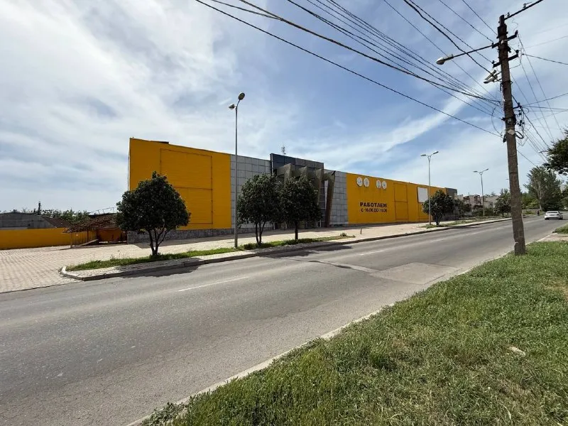 Аренда отдельно стоящего здания - бывший гипермаркет мебели margo. 🌇донецк, ул.9 января  📑документы  рф ✅площадь 7994 кв. М - 1 - этаж торгового помещения составляет - 2893 кв. Метров - 2 - этаж торгового помещения составляет - 2895 кв. Метров. ✅цокольное помещение - 2145 кв. Метров из них : - торговая площадь - 460 кв. Метров с отдельным входом. - склад - 1448 квадратных метров. ✅кабинеты для сотрудников - - офис - 236 кв. Метров. ✅в основном здании 2 этажа - подъем по эскалатору или лестнице. - на каждом этаже, санузел. ✅транспортная развязка в любую точку города. Легко найди, подъехать, парковаться и т. Д. 💰стоимость: 1000 ₽ за 1 квм. 📲☎️+79490370636 🛫подписаться  |  дать объявление 📲наш max - фотография - 1