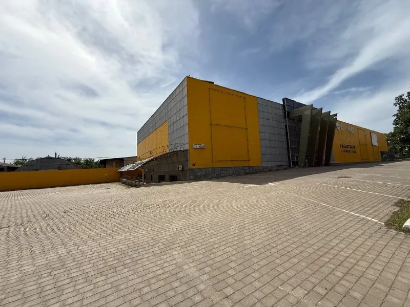 Аренда отдельно стоящего здания - бывший гипермаркет мебели margo. 🌇донецк, ул.9 января  📑документы  рф ✅площадь 7994 кв. М - 1 - этаж торгового помещения составляет - 2893 кв. Метров - 2 - этаж торгового помещения составляет - 2895 кв. Метров. ✅цокольное помещение - 2145 кв. Метров из них : - торговая площадь - 460 кв. Метров с отдельным входом. - склад - 1448 квадратных метров. ✅кабинеты для сотрудников - - офис - 236 кв. Метров. ✅в основном здании 2 этажа - подъем по эскалатору или лестнице. - на каждом этаже, санузел. ✅транспортная развязка в любую точку города. Легко найди, подъехать, парковаться и т. Д. 💰стоимость: 1000 ₽ за 1 квм. 📲☎️+79490370636 🛫подписаться  |  дать объявление 📲наш max - фотография - 2