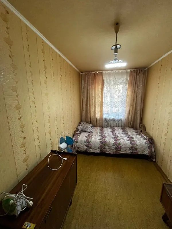 🏡аренда комнатной квартиры 🌇город: донецк днр 🏙️район: ворошиловский р-н 🗺ориентир крытый рынок центр • сдам квартиру в жилом состоянии сроком более 3-х месяцев. • рабочим, итр, 2 мужчины, семья с детьми. • спальные места- кровать, диваны, техника в наличие. • вода согласно графика в квартире. 💴цена: 22.000руб + свет, интернет. ☎️+79494194208 📨подписаться - фотография - 1