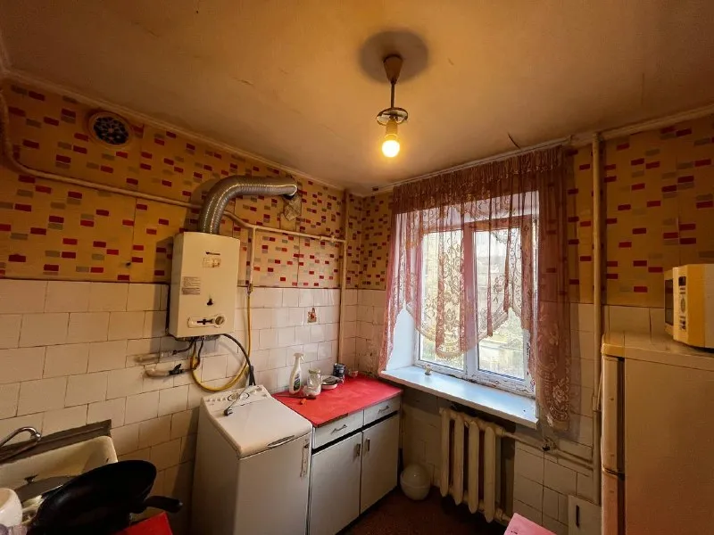 🏡аренда комнатной квартиры 🌇город: донецк днр 🏙️район: ворошиловский р-н 🗺ориентир крытый рынок центр • сдам квартиру в жилом состоянии сроком более 3-х месяцев. • рабочим, итр, 2 мужчины, семья с детьми. • спальные места- кровать, диваны, техника в наличие. • вода согласно графика в квартире. 💴цена: 22.000руб + свет, интернет. ☎️+79494194208 📨подписаться - фотография - 2