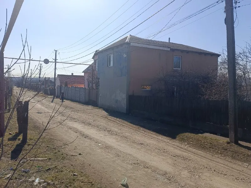 📌продам дом📌 1.8 млн. Р. Г. Зугрэс, ул. Дзержинского 30. Вся инфраструктура в шаговой доступности. Документы рф. Общая площадь дома 170м2. В доме баня, подвал. Гараж 55м2. Участок 3 сот. Газ заведён во двор. Электричество 220. Вода. Септик. Отопление печное. Выполнены работы по строительству коробки, сделан частичный ремонт. Окна, двери пвх вся коммуникация разведена по дому (электричество, вода, канализация). В гараже необходимо перекрыть крышу. Остаётся вся мебель. Частичный стройматериал. Инструменты. Вся информация по телефону, маx, телеграмм, ватсапп. +79042600553 торг присутствует. ▪️ недвижимость большого харцызска 👈 подписаться ▪️ разместить объявление ▪️ обсудить - фотография - 1