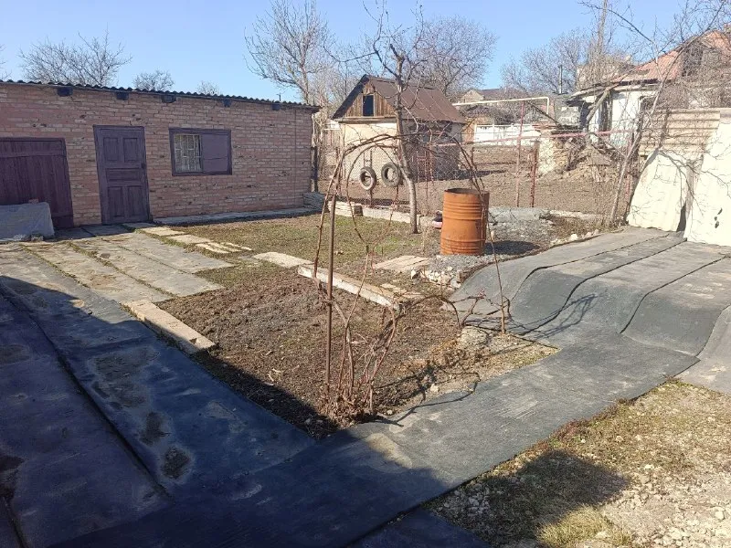 📌продам дом📌 1.8 млн. Р. Г. Зугрэс, ул. Дзержинского 30. Вся инфраструктура в шаговой доступности. Документы рф. Общая площадь дома 170м2. В доме баня, подвал. Гараж 55м2. Участок 3 сот. Газ заведён во двор. Электричество 220. Вода. Септик. Отопление печное. Выполнены работы по строительству коробки, сделан частичный ремонт. Окна, двери пвх вся коммуникация разведена по дому (электричество, вода, канализация). В гараже необходимо перекрыть крышу. Остаётся вся мебель. Частичный стройматериал. Инструменты. Вся информация по телефону, маx, телеграмм, ватсапп. +79042600553 торг присутствует. ▪️ недвижимость большого харцызска 👈 подписаться ▪️ разместить объявление ▪️ обсудить - фотография - 10