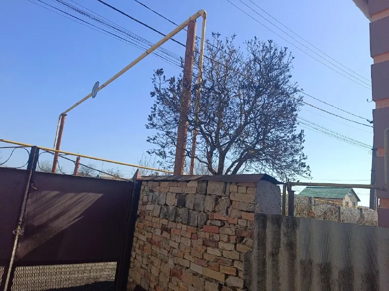 📌продам дом📌 1.8 млн. Р. Г. Зугрэс, ул. Дзержинского 30. Вся инфраструктура в шаговой доступности. Документы рф. Общая площадь дома 170м2. В доме баня, подвал. Гараж 55м2. Участок 3 сот. Газ заведён во двор. Электричество 220. Вода. Септик. Отопление печное. Выполнены работы по строительству коробки, сделан частичный ремонт. Окна, двери пвх вся коммуникация разведена по дому (электричество, вода, канализация). В гараже необходимо перекрыть крышу. Остаётся вся мебель. Частичный стройматериал. Инструменты. Вся информация по телефону, маx, телеграмм, ватсапп. +79042600553 торг присутствует. ▪️ недвижимость большого харцызска 👈 подписаться ▪️ разместить объявление ▪️ обсудить - фотография - 2