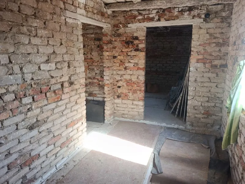 📌продам дом📌 1.8 млн. Р. Г. Зугрэс, ул. Дзержинского 30. Вся инфраструктура в шаговой доступности. Документы рф. Общая площадь дома 170м2. В доме баня, подвал. Гараж 55м2. Участок 3 сот. Газ заведён во двор. Электричество 220. Вода. Септик. Отопление печное. Выполнены работы по строительству коробки, сделан частичный ремонт. Окна, двери пвх вся коммуникация разведена по дому (электричество, вода, канализация). В гараже необходимо перекрыть крышу. Остаётся вся мебель. Частичный стройматериал. Инструменты. Вся информация по телефону, маx, телеграмм, ватсапп. +79042600553 торг присутствует. ▪️ недвижимость большого харцызска 👈 подписаться ▪️ разместить объявление ▪️ обсудить - фотография - 3