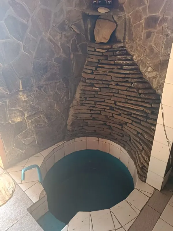 📌продам дом📌 1.8 млн. Р. Г. Зугрэс, ул. Дзержинского 30. Вся инфраструктура в шаговой доступности. Документы рф. Общая площадь дома 170м2. В доме баня, подвал. Гараж 55м2. Участок 3 сот. Газ заведён во двор. Электричество 220. Вода. Септик. Отопление печное. Выполнены работы по строительству коробки, сделан частичный ремонт. Окна, двери пвх вся коммуникация разведена по дому (электричество, вода, канализация). В гараже необходимо перекрыть крышу. Остаётся вся мебель. Частичный стройматериал. Инструменты. Вся информация по телефону, маx, телеграмм, ватсапп. +79042600553 торг присутствует. ▪️ недвижимость большого харцызска 👈 подписаться ▪️ разместить объявление ▪️ обсудить - фотография - 4