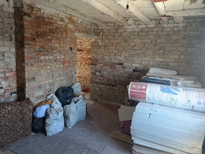 📌продам дом📌 1.8 млн. Р. Г. Зугрэс, ул. Дзержинского 30. Вся инфраструктура в шаговой доступности. Документы рф. Общая площадь дома 170м2. В доме баня, подвал. Гараж 55м2. Участок 3 сот. Газ заведён во двор. Электричество 220. Вода. Септик. Отопление печное. Выполнены работы по строительству коробки, сделан частичный ремонт. Окна, двери пвх вся коммуникация разведена по дому (электричество, вода, канализация). В гараже необходимо перекрыть крышу. Остаётся вся мебель. Частичный стройматериал. Инструменты. Вся информация по телефону, маx, телеграмм, ватсапп. +79042600553 торг присутствует. ▪️ недвижимость большого харцызска 👈 подписаться ▪️ разместить объявление ▪️ обсудить - фотография - 8