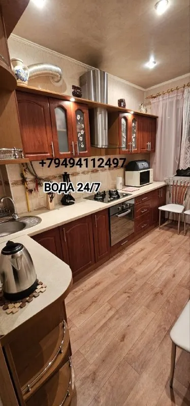 Сдаётся посуточно с водой 24/7 уютные 2-х и 3-х ком. Квартиры 🌇донеук, киевский рик. 📌 💦вода холодная и горячая (накопительный бак 500 + 200). ✅есть вся необходимая мебель и техника для комфортного проживания: -тв, wi-fi, холодильник, микроволновая печь, чайник, стиральная машина, газовая плита, духовка, полный набор посуды, утюг, гладильная доска для одежды, сушилка для белья, фен. ✅предоставляется полотенца, мыло, гель для душа, стиральный порошок. ❗️курить только на балконе. 🙅 для вечеринок и шумных мероприятий не сдаётся. - фотография - 1