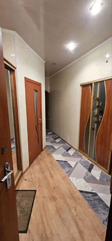 Сдаётся посуточно с водой 24/7 уютные 2-х и 3-х ком. Квартиры 🌇донеук, киевский рик. 📌 💦вода холодная и горячая (накопительный бак 500 + 200). ✅есть вся необходимая мебель и техника для комфортного проживания: -тв, wi-fi, холодильник, микроволновая печь, чайник, стиральная машина, газовая плита, духовка, полный набор посуды, утюг, гладильная доска для одежды, сушилка для белья, фен. ✅предоставляется полотенца, мыло, гель для душа, стиральный порошок. ❗️курить только на балконе. 🙅 для вечеринок и шумных мероприятий не сдаётся. - фотография - 2