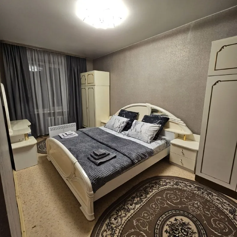 Сдаётся посуточно с водой 24/7 уютные 2-х и 3-х ком. Квартиры 🌇донеук, киевский рик. 📌 💦вода холодная и горячая (накопительный бак 500 + 200). ✅есть вся необходимая мебель и техника для комфортного проживания: -тв, wi-fi, холодильник, микроволновая печь, чайник, стиральная машина, газовая плита, духовка, полный набор посуды, утюг, гладильная доска для одежды, сушилка для белья, фен. ✅предоставляется полотенца, мыло, гель для душа, стиральный порошок. ❗️курить только на балконе. 🙅 для вечеринок и шумных мероприятий не сдаётся. - фотография - 3