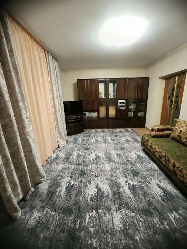 Сдаётся посуточно с водой 24/7 уютные 2-х и 3-х ком. Квартиры 🌇донеук, киевский рик. 📌 💦вода холодная и горячая (накопительный бак 500 + 200). ✅есть вся необходимая мебель и техника для комфортного проживания: -тв, wi-fi, холодильник, микроволновая печь, чайник, стиральная машина, газовая плита, духовка, полный набор посуды, утюг, гладильная доска для одежды, сушилка для белья, фен. ✅предоставляется полотенца, мыло, гель для душа, стиральный порошок. ❗️курить только на балконе. 🙅 для вечеринок и шумных мероприятий не сдаётся. - фотография - 4