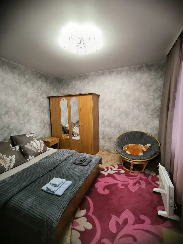 Сдаётся посуточно с водой 24/7 уютные 2-х и 3-х ком. Квартиры 🌇донеук, киевский рик. 📌 💦вода холодная и горячая (накопительный бак 500 + 200). ✅есть вся необходимая мебель и техника для комфортного проживания: -тв, wi-fi, холодильник, микроволновая печь, чайник, стиральная машина, газовая плита, духовка, полный набор посуды, утюг, гладильная доска для одежды, сушилка для белья, фен. ✅предоставляется полотенца, мыло, гель для душа, стиральный порошок. ❗️курить только на балконе. 🙅 для вечеринок и шумных мероприятий не сдаётся. - фотография - 5