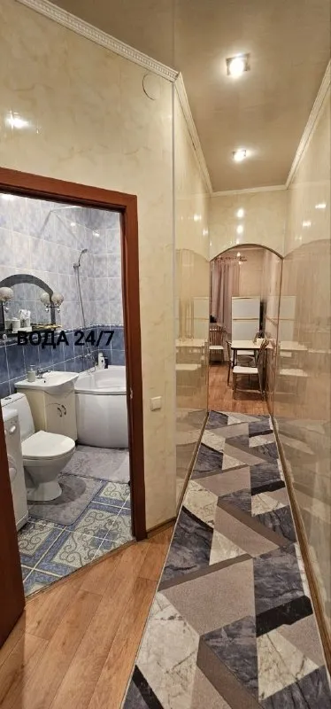 Сдаётся посуточно с водой 24/7 уютные 2-х и 3-х ком. Квартиры 🌇донеук, киевский рик. 📌 💦вода холодная и горячая (накопительный бак 500 + 200). ✅есть вся необходимая мебель и техника для комфортного проживания: -тв, wi-fi, холодильник, микроволновая печь, чайник, стиральная машина, газовая плита, духовка, полный набор посуды, утюг, гладильная доска для одежды, сушилка для белья, фен. ✅предоставляется полотенца, мыло, гель для душа, стиральный порошок. ❗️курить только на балконе. 🙅 для вечеринок и шумных мероприятий не сдаётся. - фотография - 6