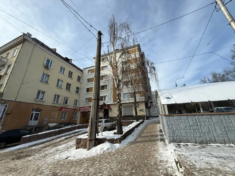 ☎️+79495059339 стройте свое пространство с агентством недвижимости город. Вы мечтаете - мы реализовываем💫 продажа 2х комнатной квартиры с видом на бульвар шевченко ! Крытый рынок ! Вода идет ! Чистовая отделка. ! Ворошиловский р-н, центр города❗️ ориентир: крытый рынок 📪ворошиловский р-н, ул. Челюскинцев 184 📌6/6 📌дом кирпичный 📌большая парковка 📌коммуникации поменяны, электрика сделана, окна пластиковые! 📍общая площадь: 52 квадратных метров не упустите свой шанс! Стоимость данного объекта снижена 4.300.000💸 торг данный квартал высоко ценится из-за своего уникального местоположения! Благодаря чему в шаговой доступности: крытый рынок, кофейни и рестораны, набережная, сквер, детские и спортивные площадки, магазины, школа №5 - фотография - 1