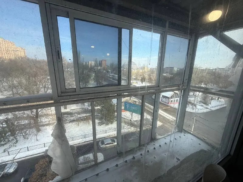 ☎️+79495059339 стройте свое пространство с агентством недвижимости город. Вы мечтаете - мы реализовываем💫 продажа 2х комнатной квартиры с видом на бульвар шевченко ! Крытый рынок ! Вода идет ! Чистовая отделка. ! Ворошиловский р-н, центр города❗️ ориентир: крытый рынок 📪ворошиловский р-н, ул. Челюскинцев 184 📌6/6 📌дом кирпичный 📌большая парковка 📌коммуникации поменяны, электрика сделана, окна пластиковые! 📍общая площадь: 52 квадратных метров не упустите свой шанс! Стоимость данного объекта снижена 4.300.000💸 торг данный квартал высоко ценится из-за своего уникального местоположения! Благодаря чему в шаговой доступности: крытый рынок, кофейни и рестораны, набережная, сквер, детские и спортивные площадки, магазины, школа №5 - фотография - 4