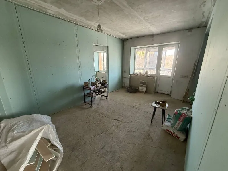 ☎️+79495059339 стройте свое пространство с агентством недвижимости город. Вы мечтаете - мы реализовываем💫 продажа 2х комнатной квартиры с видом на бульвар шевченко ! Крытый рынок ! Вода идет ! Чистовая отделка. ! Ворошиловский р-н, центр города❗️ ориентир: крытый рынок 📪ворошиловский р-н, ул. Челюскинцев 184 📌6/6 📌дом кирпичный 📌большая парковка 📌коммуникации поменяны, электрика сделана, окна пластиковые! 📍общая площадь: 52 квадратных метров не упустите свой шанс! Стоимость данного объекта снижена 4.300.000💸 торг данный квартал высоко ценится из-за своего уникального местоположения! Благодаря чему в шаговой доступности: крытый рынок, кофейни и рестораны, набережная, сквер, детские и спортивные площадки, магазины, школа №5 - фотография - 5