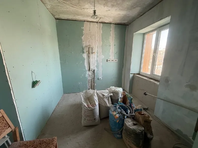 ☎️+79495059339 стройте свое пространство с агентством недвижимости город. Вы мечтаете - мы реализовываем💫 продажа 2х комнатной квартиры с видом на бульвар шевченко ! Крытый рынок ! Вода идет ! Чистовая отделка. ! Ворошиловский р-н, центр города❗️ ориентир: крытый рынок 📪ворошиловский р-н, ул. Челюскинцев 184 📌6/6 📌дом кирпичный 📌большая парковка 📌коммуникации поменяны, электрика сделана, окна пластиковые! 📍общая площадь: 52 квадратных метров не упустите свой шанс! Стоимость данного объекта снижена 4.300.000💸 торг данный квартал высоко ценится из-за своего уникального местоположения! Благодаря чему в шаговой доступности: крытый рынок, кофейни и рестораны, набережная, сквер, детские и спортивные площадки, магазины, школа №5 - фотография - 7