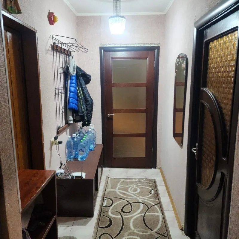 Сдаётся 2х комнатная квартира 🌇в горняцкой районе города макеевки (микрорайон октябрьский). 📌 ✅аренда от собственника❗️ ✅этаж 1/9. ✅в квартире есть вся необходимая мебель и бытовая техника для комфортного проживания. 💧вода по графику. 📍рядом остановка общественного транспорта. Предпочтение семейной паре. 💰цена 25.000 рублей + к/у. + залоговая сумма 📲☎️+7(928)610-09-25 собственник подписаться | 📩дать объявление 📲наш max - фотография - 1