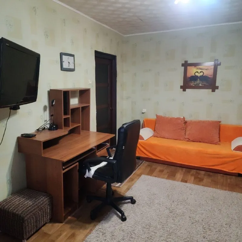 Сдаётся 2х комнатная квартира 🌇в горняцкой районе города макеевки (микрорайон октябрьский). 📌 ✅аренда от собственника❗️ ✅этаж 1/9. ✅в квартире есть вся необходимая мебель и бытовая техника для комфортного проживания. 💧вода по графику. 📍рядом остановка общественного транспорта. Предпочтение семейной паре. 💰цена 25.000 рублей + к/у. + залоговая сумма 📲☎️+7(928)610-09-25 собственник подписаться | 📩дать объявление 📲наш max - фотография - 3