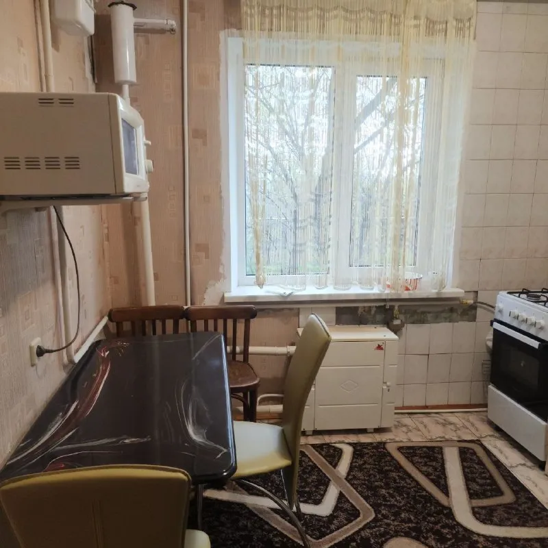 Сдаётся 2х комнатная квартира 🌇в горняцкой районе города макеевки (микрорайон октябрьский). 📌 ✅аренда от собственника❗️ ✅этаж 1/9. ✅в квартире есть вся необходимая мебель и бытовая техника для комфортного проживания. 💧вода по графику. 📍рядом остановка общественного транспорта. Предпочтение семейной паре. 💰цена 25.000 рублей + к/у. + залоговая сумма 📲☎️+7(928)610-09-25 собственник подписаться | 📩дать объявление 📲наш max - фотография - 6