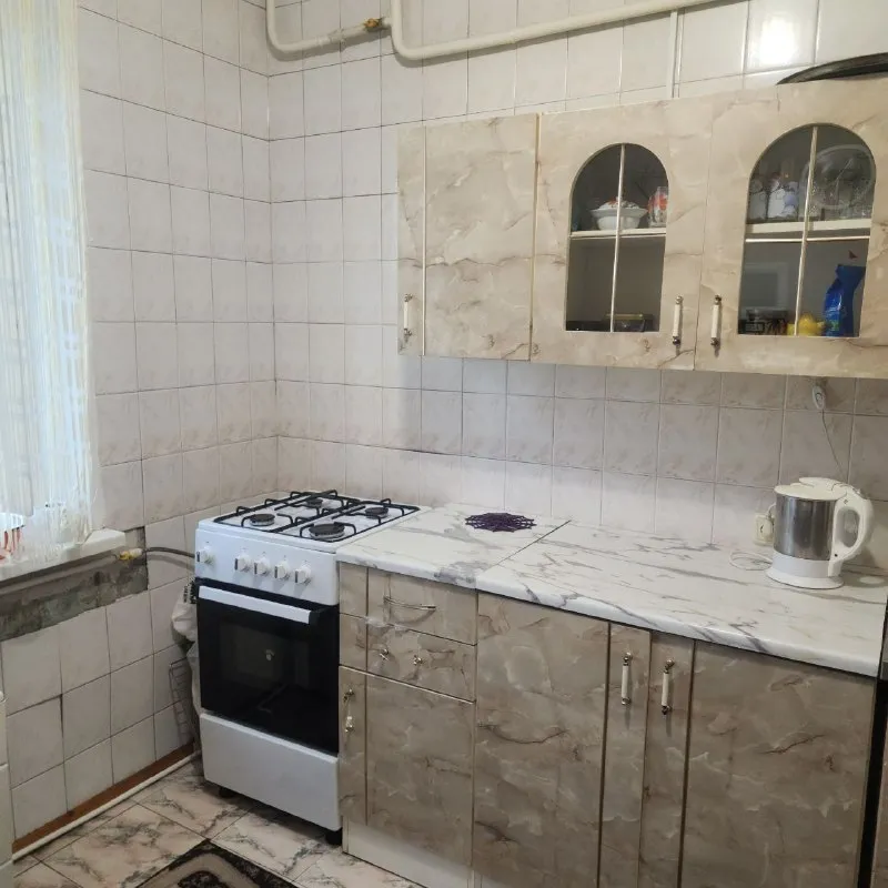 Сдаётся 2х комнатная квартира 🌇в горняцкой районе города макеевки (микрорайон октябрьский). 📌 ✅аренда от собственника❗️ ✅этаж 1/9. ✅в квартире есть вся необходимая мебель и бытовая техника для комфортного проживания. 💧вода по графику. 📍рядом остановка общественного транспорта. Предпочтение семейной паре. 💰цена 25.000 рублей + к/у. + залоговая сумма 📲☎️+7(928)610-09-25 собственник подписаться | 📩дать объявление 📲наш max - фотография - 7