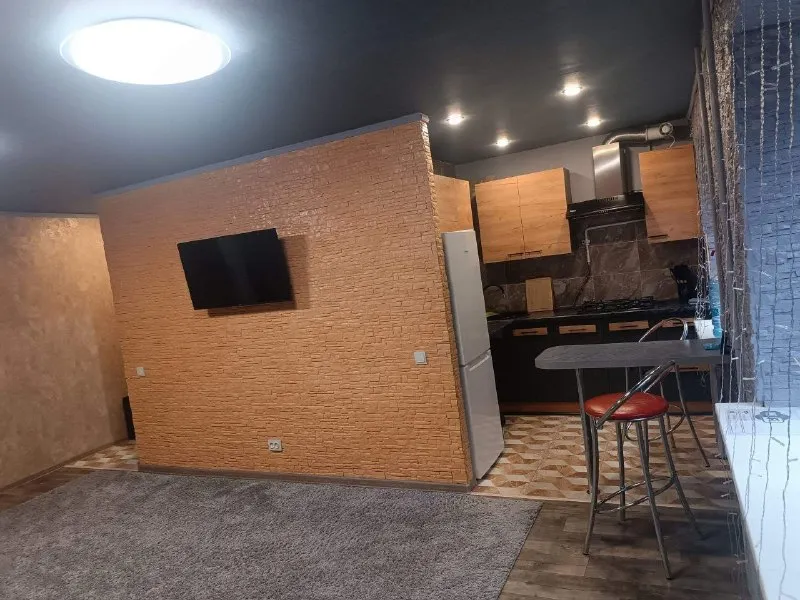 🔥 новая 2-комнатная студия в харцызске посуточно! 🔥 сдается эксклюзивная студия после полного нового ремонта. Абсолютно всё новое: мебель, техника, сантехника. Комфорт: • накопительный бак (всегда горячая вода) • теплые полы • оборудованная кухня, wi-fi, тв. Важно: • не для вечеринок! • в квартире не курить! Идеально для спокойного отдыха. ☎+79494289878 ( телеграмм, max) ☎+79490427404 миранда ▪️ недвижимость большого харцызска 👈 подписаться ▪️ разместить объявление ▪️ обсудить - фотография - 1