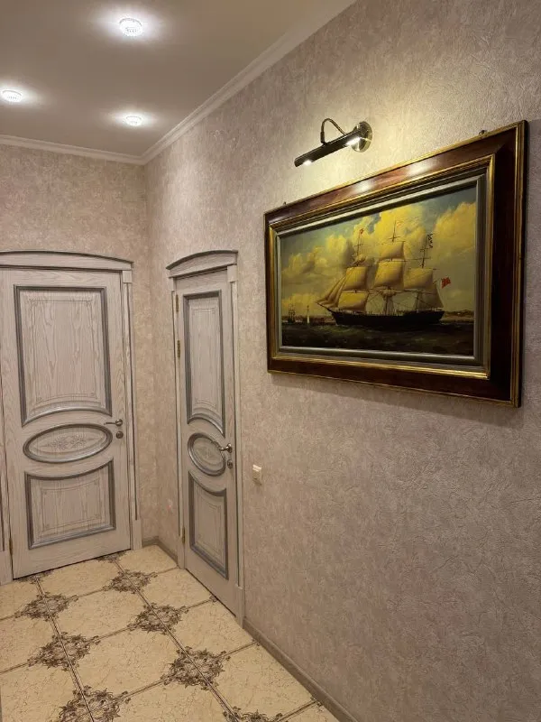 Продажа трехкомнатной квартиры в премиум жк «замковый» 🌇город донецк, жк замковый📌 ✅общая площадь 133 кв м ✅высокие потолки  (3,2 м) ✅2й этаж из 17 👍планировка продумана до мелочей: - просторная кухня-гостиная со столовой зоной из натурального дерева гевея, две спальни, санузел, гардеробная, продуманные системы хранения, система теплый пол. ✅квартира полностью укомплектована мебелью и техникой. - фотография - 2