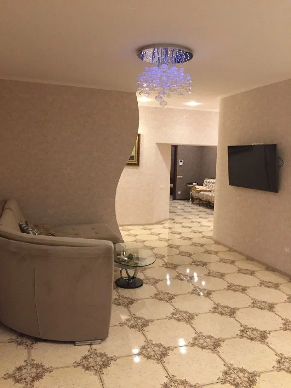 Продажа трехкомнатной квартиры в премиум жк «замковый» 🌇город донецк, жк замковый📌 ✅общая площадь 133 кв м ✅высокие потолки  (3,2 м) ✅2й этаж из 17 👍планировка продумана до мелочей: - просторная кухня-гостиная со столовой зоной из натурального дерева гевея, две спальни, санузел, гардеробная, продуманные системы хранения, система теплый пол. ✅квартира полностью укомплектована мебелью и техникой. - фотография - 3