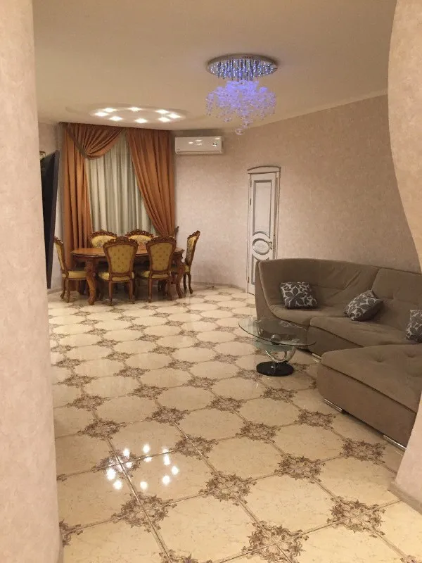 Продажа трехкомнатной квартиры в премиум жк «замковый» 🌇город донецк, жк замковый📌 ✅общая площадь 133 кв м ✅высокие потолки  (3,2 м) ✅2й этаж из 17 👍планировка продумана до мелочей: - просторная кухня-гостиная со столовой зоной из натурального дерева гевея, две спальни, санузел, гардеробная, продуманные системы хранения, система теплый пол. ✅квартира полностью укомплектована мебелью и техникой. - фотография - 4