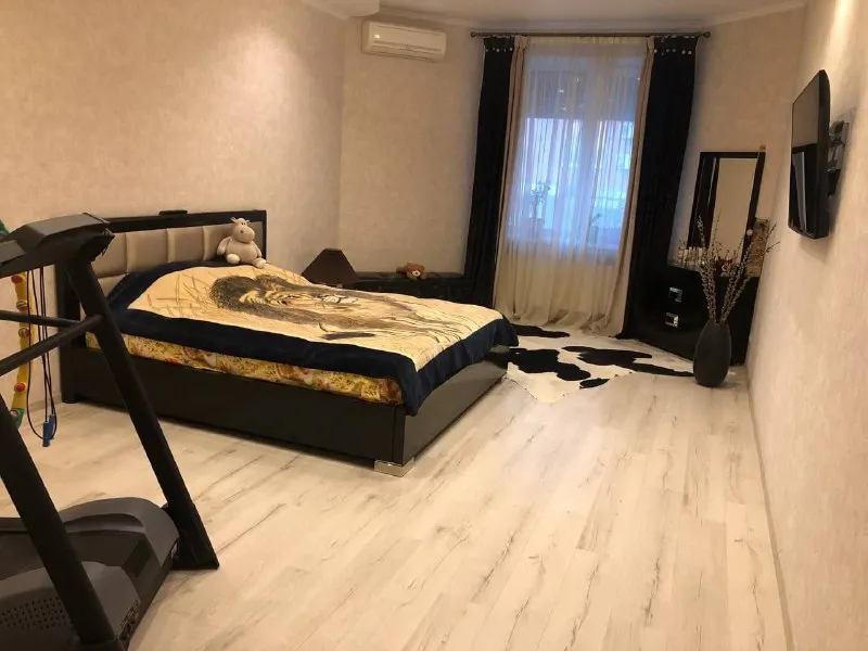 Продажа трехкомнатной квартиры в премиум жк «замковый» 🌇город донецк, жк замковый📌 ✅общая площадь 133 кв м ✅высокие потолки  (3,2 м) ✅2й этаж из 17 👍планировка продумана до мелочей: - просторная кухня-гостиная со столовой зоной из натурального дерева гевея, две спальни, санузел, гардеробная, продуманные системы хранения, система теплый пол. ✅квартира полностью укомплектована мебелью и техникой. - фотография - 5