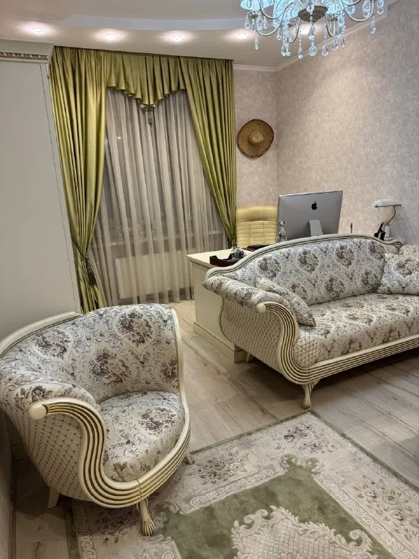 Продажа трехкомнатной квартиры в премиум жк «замковый» - закрытая территория. 📌общая площадь 133 кв м 📌высокие потолки (3,2 м) 📌2й этаж из 17 📌планировка продумана до мелочей: ✔️просторная кухня-гостиная со столовой зоной из натурального дерева гевея ✔️две спальни ✔️санузел ✔️гардеробная, продуманные системы хранения. ✔️система теплый пол. Квартира полностью укомплектована мебелью и техникой. Дополнительных вложений не требует. Возможна продажа квартиры без мебели. 📌тихий двор с зеленью, детская площадка и зона отдыха. 📌подземный паркинг, гостевой паркинг по периметру жк. 📌презентабельная входная группа, консьерж. 📌шикарно развита инфраструктура: супермаркеты, магазины, рестораны, развивающие центры, школа, детский сад, больница вишневского в шаговой доступности один собственник, прописанных нет документы внесены в государственный реестр рф стоимость с мебелью и техникой 15 500 000 руб ☎️ +79495138558 - фотография - 1