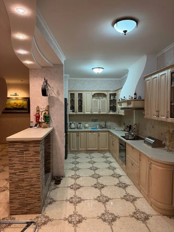 Продажа трехкомнатной квартиры в премиум жк «замковый» - закрытая территория. 📌общая площадь 133 кв м 📌высокие потолки (3,2 м) 📌2й этаж из 17 📌планировка продумана до мелочей: ✔️просторная кухня-гостиная со столовой зоной из натурального дерева гевея ✔️две спальни ✔️санузел ✔️гардеробная, продуманные системы хранения. ✔️система теплый пол. Квартира полностью укомплектована мебелью и техникой. Дополнительных вложений не требует. Возможна продажа квартиры без мебели. 📌тихий двор с зеленью, детская площадка и зона отдыха. 📌подземный паркинг, гостевой паркинг по периметру жк. 📌презентабельная входная группа, консьерж. 📌шикарно развита инфраструктура: супермаркеты, магазины, рестораны, развивающие центры, школа, детский сад, больница вишневского в шаговой доступности один собственник, прописанных нет документы внесены в государственный реестр рф стоимость с мебелью и техникой 15 500 000 руб ☎️ +79495138558 - фотография - 3