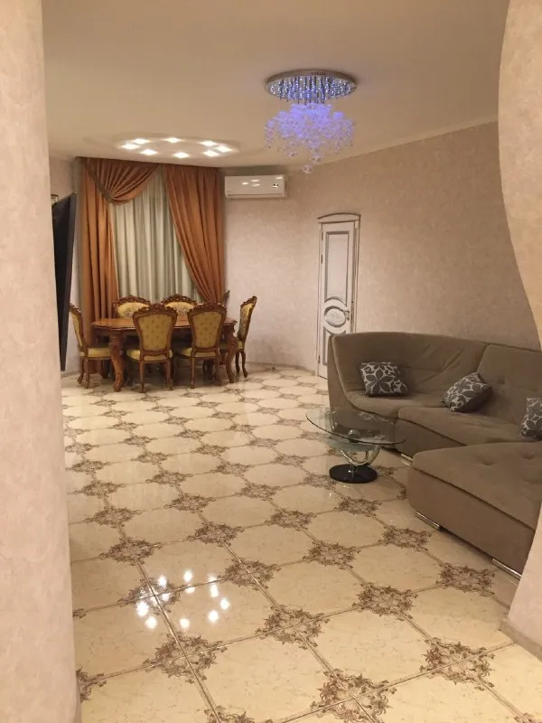 Продажа трехкомнатной квартиры в премиум жк «замковый» - закрытая территория. 📌общая площадь 133 кв м 📌высокие потолки (3,2 м) 📌2й этаж из 17 📌планировка продумана до мелочей: ✔️просторная кухня-гостиная со столовой зоной из натурального дерева гевея ✔️две спальни ✔️санузел ✔️гардеробная, продуманные системы хранения. ✔️система теплый пол. Квартира полностью укомплектована мебелью и техникой. Дополнительных вложений не требует. Возможна продажа квартиры без мебели. 📌тихий двор с зеленью, детская площадка и зона отдыха. 📌подземный паркинг, гостевой паркинг по периметру жк. 📌презентабельная входная группа, консьерж. 📌шикарно развита инфраструктура: супермаркеты, магазины, рестораны, развивающие центры, школа, детский сад, больница вишневского в шаговой доступности один собственник, прописанных нет документы внесены в государственный реестр рф стоимость с мебелью и техникой 15 500 000 руб ☎️ +79495138558 - фотография - 5