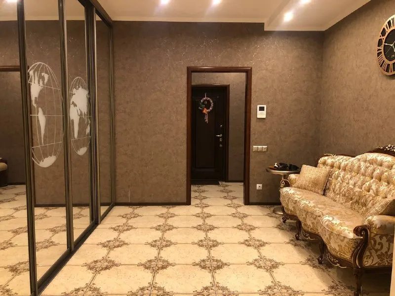 Продажа трехкомнатной квартиры в премиум жк «замковый» - закрытая территория. 📌общая площадь 133 кв м 📌высокие потолки (3,2 м) 📌2й этаж из 17 📌планировка продумана до мелочей: ✔️просторная кухня-гостиная со столовой зоной из натурального дерева гевея ✔️две спальни ✔️санузел ✔️гардеробная, продуманные системы хранения. ✔️система теплый пол. Квартира полностью укомплектована мебелью и техникой. Дополнительных вложений не требует. Возможна продажа квартиры без мебели. 📌тихий двор с зеленью, детская площадка и зона отдыха. 📌подземный паркинг, гостевой паркинг по периметру жк. 📌презентабельная входная группа, консьерж. 📌шикарно развита инфраструктура: супермаркеты, магазины, рестораны, развивающие центры, школа, детский сад, больница вишневского в шаговой доступности один собственник, прописанных нет документы внесены в государственный реестр рф стоимость с мебелью и техникой 15 500 000 руб ☎️ +79495138558 - фотография - 6