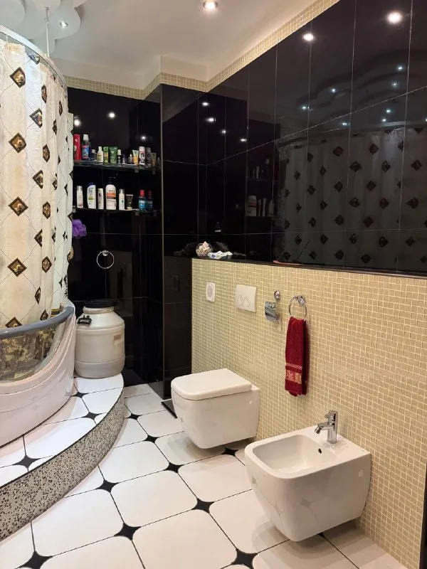 Продажа трехкомнатной квартиры в премиум жк «замковый» - закрытая территория. 📌общая площадь 133 кв м 📌высокие потолки (3,2 м) 📌2й этаж из 17 📌планировка продумана до мелочей: ✔️просторная кухня-гостиная со столовой зоной из натурального дерева гевея ✔️две спальни ✔️санузел ✔️гардеробная, продуманные системы хранения. ✔️система теплый пол. Квартира полностью укомплектована мебелью и техникой. Дополнительных вложений не требует. Возможна продажа квартиры без мебели. 📌тихий двор с зеленью, детская площадка и зона отдыха. 📌подземный паркинг, гостевой паркинг по периметру жк. 📌презентабельная входная группа, консьерж. 📌шикарно развита инфраструктура: супермаркеты, магазины, рестораны, развивающие центры, школа, детский сад, больница вишневского в шаговой доступности один собственник, прописанных нет документы внесены в государственный реестр рф стоимость с мебелью и техникой 15 500 000 руб ☎️ +79495138558 - фотография - 9