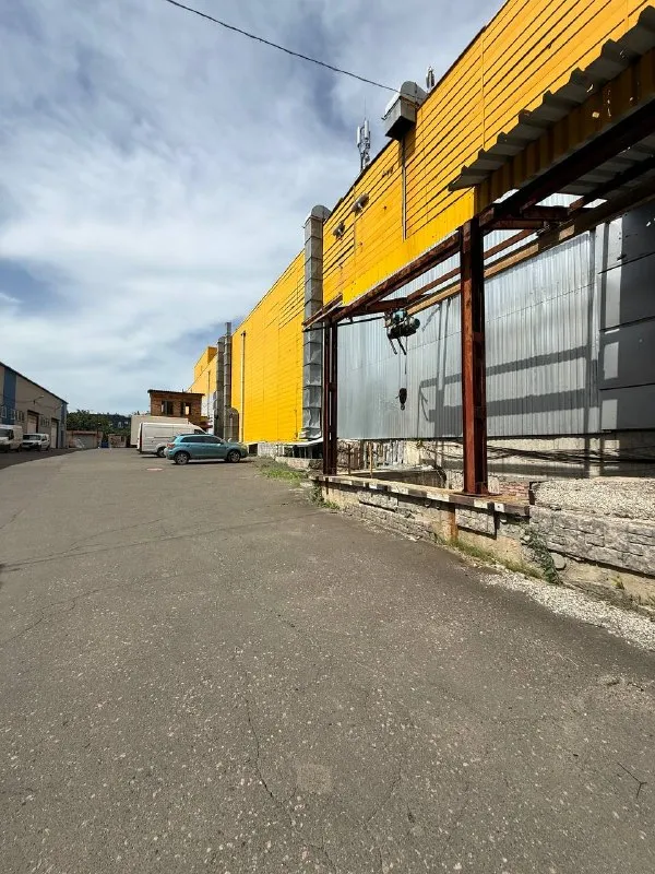 Аренда отдельно стоящего здания-бывший гипермаркет мебели margo. 📍ул.9 января - документы рф 🇷🇺 📍7994 квадратных метров 1 - этаж торгового помещения составляет - 2893 кв. Метров 2 - этаж торгового помещения составляет - 2895 кв. Метров. Цокольное помещение составляет - 2145 кв. Метров из них : ✔️торговая площадь - 460 кв. Метров с отдельным входом. ✔️склад - 1448 квадратных метров. ✔️кабинеты для сотрудников - офис - 236 кв. Метров. 📍в основном здании 2 этажа - подъем по эскалатору или лестнице. - на каждом этаже, санузел. 🚻 ✔️асфальтировнная территория - большая парковка для клиентов и сотрудников ✔️рампа, тп ✔️противопожарная система ✔️охрана 📍все необходимые коммуникация проведены всю дополнительную информацию можно узнать при просмотре объекта в любой день по предварительной договоренности за час. 📍транспортная развязка в любую точку города. Легко найди, подъехать, парковаться и т. Д. Стоимость: 1000₽ за 1 квм. ☎️+79490370636 - фотография - 1