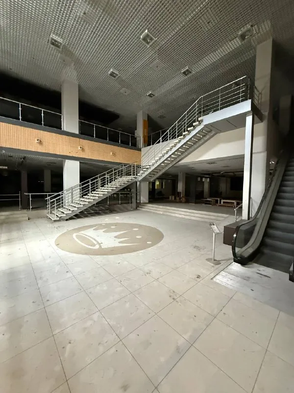 Аренда отдельно стоящего здания-бывший гипермаркет мебели margo. 📍ул.9 января - документы рф 🇷🇺 📍7994 квадратных метров 1 - этаж торгового помещения составляет - 2893 кв. Метров 2 - этаж торгового помещения составляет - 2895 кв. Метров. Цокольное помещение составляет - 2145 кв. Метров из них : ✔️торговая площадь - 460 кв. Метров с отдельным входом. ✔️склад - 1448 квадратных метров. ✔️кабинеты для сотрудников - офис - 236 кв. Метров. 📍в основном здании 2 этажа - подъем по эскалатору или лестнице. - на каждом этаже, санузел. 🚻 ✔️асфальтировнная территория - большая парковка для клиентов и сотрудников ✔️рампа, тп ✔️противопожарная система ✔️охрана 📍все необходимые коммуникация проведены всю дополнительную информацию можно узнать при просмотре объекта в любой день по предварительной договоренности за час. 📍транспортная развязка в любую точку города. Легко найди, подъехать, парковаться и т. Д. Стоимость: 1000₽ за 1 квм. ☎️+79490370636 - фотография - 2