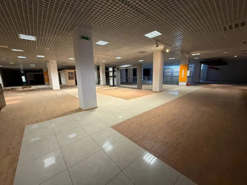 Аренда отдельно стоящего здания-бывший гипермаркет мебели margo. 📍ул.9 января - документы рф 🇷🇺 📍7994 квадратных метров 1 - этаж торгового помещения составляет - 2893 кв. Метров 2 - этаж торгового помещения составляет - 2895 кв. Метров. Цокольное помещение составляет - 2145 кв. Метров из них : ✔️торговая площадь - 460 кв. Метров с отдельным входом. ✔️склад - 1448 квадратных метров. ✔️кабинеты для сотрудников - офис - 236 кв. Метров. 📍в основном здании 2 этажа - подъем по эскалатору или лестнице. - на каждом этаже, санузел. 🚻 ✔️асфальтировнная территория - большая парковка для клиентов и сотрудников ✔️рампа, тп ✔️противопожарная система ✔️охрана 📍все необходимые коммуникация проведены всю дополнительную информацию можно узнать при просмотре объекта в любой день по предварительной договоренности за час. 📍транспортная развязка в любую точку города. Легко найди, подъехать, парковаться и т. Д. Стоимость: 1000₽ за 1 квм. ☎️+79490370636 - фотография - 4