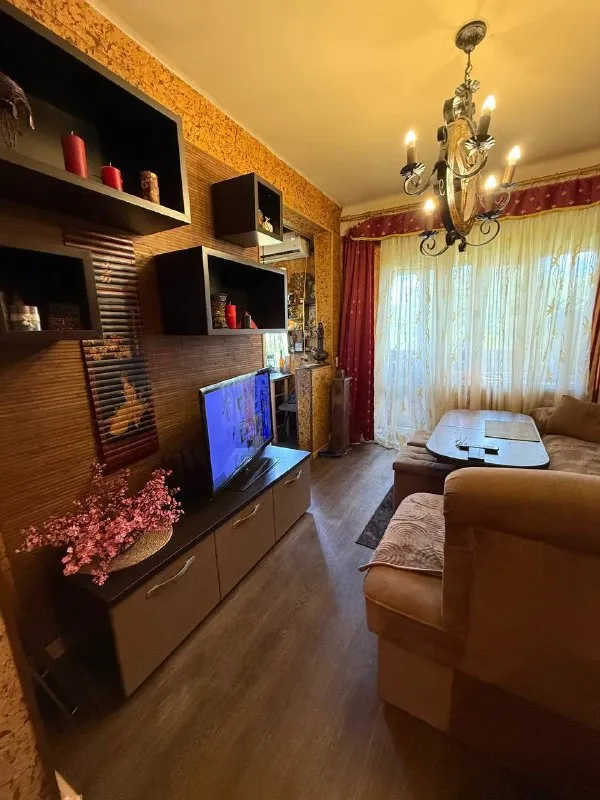 Документы полностью готовы к сделке, прописанных нет‼️ 📍продажа 3х комнатной - квартиры в центре донецка ворошиловский район - набережная ‼️ 📍лучшая локация города 🌆 очень удобное расположение, рядом набережная, крытый рынок, гостиница ramada🌆 этаж 6/6 📌вода по графику, хороший напор 📌комнаты раздельные 📌окна с видом на набережную и тихий двор 📌в квартире выполнен качественный ремонт 📌установлены пластиковые окна 📌коммуникации поменяны 📌остается полностью вся мебель и техника необходимая для комфортного проживания 📌дополнительных вложений не требует хорошая транспортная развязка. 👌 сады, школы, магазины, все что нужно для комфортной жизни в шаговой доступности🔑 ‼️ цена снижена 5.500.000‼️ +79495753652 - фотография - 2