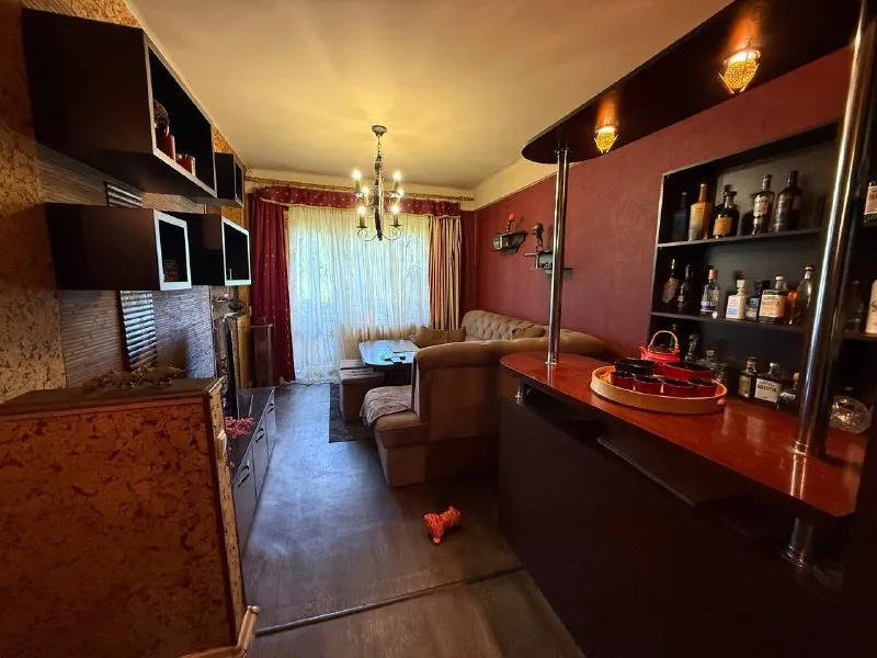 Документы полностью готовы к сделке, прописанных нет‼️ 📍продажа 3х комнатной - квартиры в центре донецка ворошиловский район - набережная ‼️ 📍лучшая локация города 🌆 очень удобное расположение, рядом набережная, крытый рынок, гостиница ramada🌆 этаж 6/6 📌вода по графику, хороший напор 📌комнаты раздельные 📌окна с видом на набережную и тихий двор 📌в квартире выполнен качественный ремонт 📌установлены пластиковые окна 📌коммуникации поменяны 📌остается полностью вся мебель и техника необходимая для комфортного проживания 📌дополнительных вложений не требует хорошая транспортная развязка. 👌 сады, школы, магазины, все что нужно для комфортной жизни в шаговой доступности🔑 ‼️ цена снижена 5.500.000‼️ +79495753652 - фотография - 3