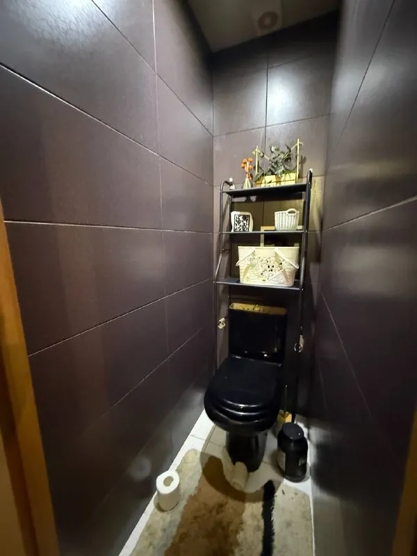 Документы полностью готовы к сделке, прописанных нет‼️ 📍продажа 3х комнатной - квартиры в центре донецка ворошиловский район - набережная ‼️ 📍лучшая локация города 🌆 очень удобное расположение, рядом набережная, крытый рынок, гостиница ramada🌆 этаж 6/6 📌вода по графику, хороший напор 📌комнаты раздельные 📌окна с видом на набережную и тихий двор 📌в квартире выполнен качественный ремонт 📌установлены пластиковые окна 📌коммуникации поменяны 📌остается полностью вся мебель и техника необходимая для комфортного проживания 📌дополнительных вложений не требует хорошая транспортная развязка. 👌 сады, школы, магазины, все что нужно для комфортной жизни в шаговой доступности🔑 ‼️ цена снижена 5.500.000‼️ +79495753652 - фотография - 5