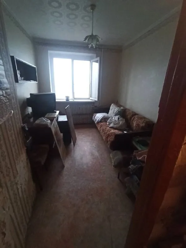 Внимание срочная продажа!!! Цена снижена!!! Продам квартиру 3 комнатную 4/5возможно использовать мат. Капитал. Город харцызск ориентир: школа № 25 особенности объекта: -площадь 53кв. М. ; -сан. Узел раздельный; -окна пластиковые; -железная входная дверь; -большой коридорный холл с двумя кладовками; -состояние жилое, угловая, очень теплая; -наличный расчет; -документы готовы к продаже; удобное расположение: рядом есть все необходимое для жизни – школа, садик, магазины, супермаркеты, рынок. Стоимость 2 500 000 рублей + услуги агентства просмотр в любое удобное время валентин +7949 554 15 98 telegram, мах; +7949 098 38 98 ▪️ недвижимость большого харцызска 👈 подписаться ▪️ разместить объявление ▪️ обсудить - фотография - 4