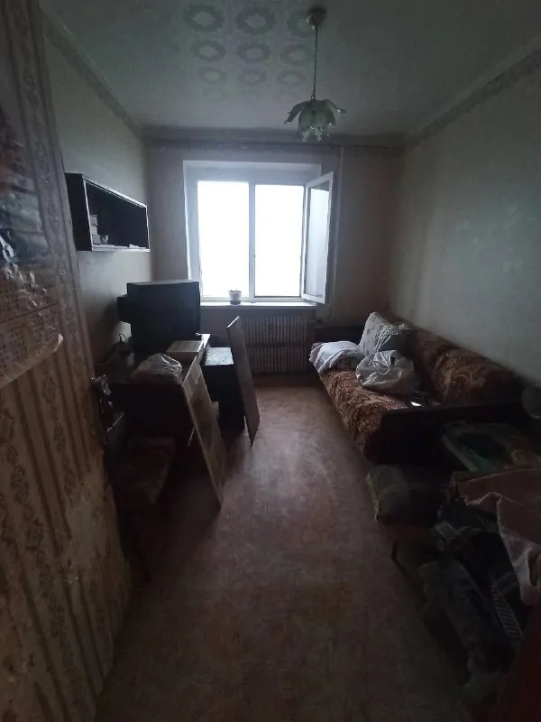 Внимание срочная продажа!!! Цена снижена!!! Продам квартиру 3 комнатную 4/5возможно использовать мат. Капитал. Город харцызск ориентир: школа № 25 особенности объекта: -площадь 53кв. М. ; -сан. Узел раздельный; -окна пластиковые; -железная входная дверь; -большой коридорный холл с двумя кладовками; -состояние жилое, угловая, очень теплая; -наличный расчет; -документы готовы к продаже; удобное расположение: рядом есть все необходимое для жизни – школа, садик, магазины, супермаркеты, рынок. Стоимость 2 500 000 рублей + услуги агентства просмотр в любое удобное время валентин +7949 554 15 98 telegram, мах; +7949 098 38 98 ▪️ недвижимость большого харцызска 👈 подписаться ▪️ разместить объявление ▪️ обсудить - фотография - 7