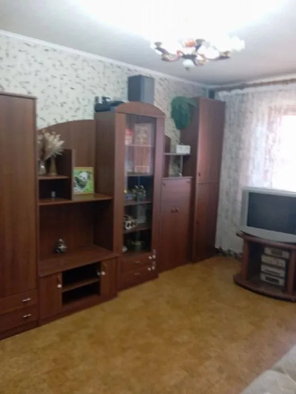 Аренда 2х комнатной квартиры, донской! Сдается 2х комнатная квартира, этажность 7/9, донской, рядом кафе "базилик", караван, комнаты раздельные! По технике телевизор, холодильник, кондиционер. На подъезде стоит насос, в квартире стоит проточный нагреватель. Квартира тёплая, светлая! Нет машинки автомат, есть подвод под неё. Можно с детьми! Не сдаётся военным, полиции. Цена 20,000р + коммуналка! +79493268382 виктория ан *ок. Риэлтор* - фотография - 2