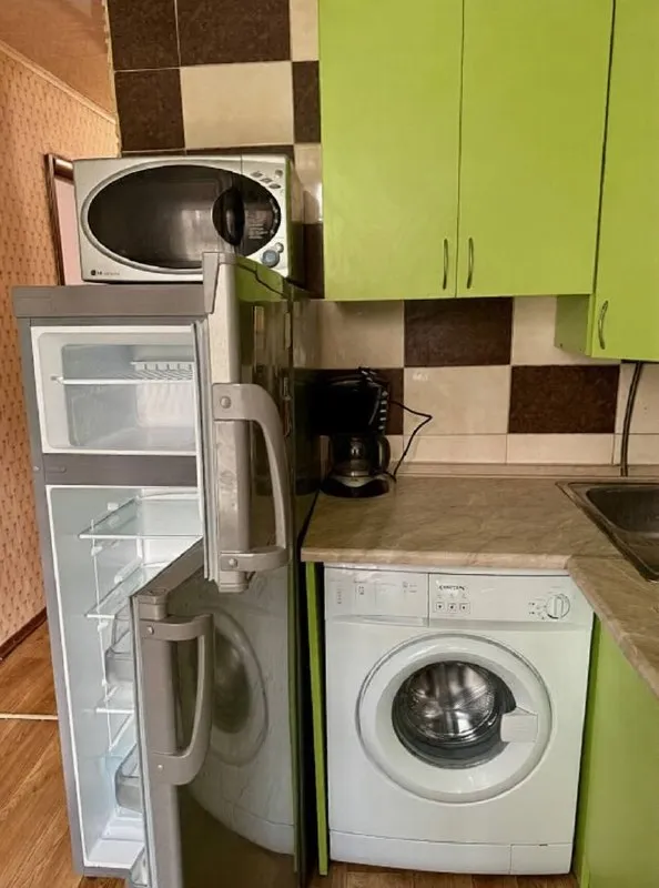 Аренда 1 комнатной квартиры в буденовском районе - ас буденовская. 📞+7-949-169-04-54 🏣город: донецк 🏗район: буденовский 📍адрес: улица октября 🏘комнат - 1 🪜этаж - 4 📐 площадь - 49м2 аренда 1к крупногабаритной квартиры в буденовском районе. Тихий спальный район. 5 минут от автостанции буденовская. В квартире выполнен качественный косметический ремонт. 💦 вода холодная и горячая вода круглосуточно, установлен накопительный бак на 300л. Бойлер, wi fi, стиральная машинка. Балкон. Есть необходимая мебель и техника для комфортного проживания. Новый чайник, сплит система, холодильник, новый диван. Рядом ест вся неоходимая инфраструктура: магазины и супермаркеты, школа и садик, банк, рынок, автостанция. Остановки транспорта в шаговой доступности. Стоимость аренды 29,000 рублей оплата по факту заселения. В офис приезжать не нужно. Для записи на просмотр звоните 📞+7-949-169-04-54 покажем в удобное для вас время. - фотография - 4