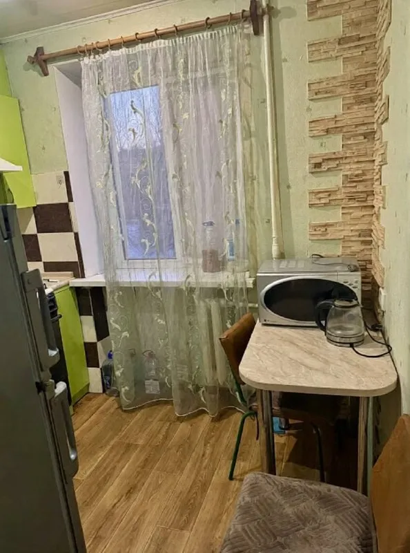 Аренда 1 комнатной квартиры в буденовском районе - ас буденовская. 📞+7-949-169-04-54 🏣город: донецк 🏗район: буденовский 📍адрес: улица октября 🏘комнат - 1 🪜этаж - 4 📐 площадь - 49м2 аренда 1к крупногабаритной квартиры в буденовском районе. Тихий спальный район. 5 минут от автостанции буденовская. В квартире выполнен качественный косметический ремонт. 💦 вода холодная и горячая вода круглосуточно, установлен накопительный бак на 300л. Бойлер, wi fi, стиральная машинка. Балкон. Есть необходимая мебель и техника для комфортного проживания. Новый чайник, сплит система, холодильник, новый диван. Рядом ест вся неоходимая инфраструктура: магазины и супермаркеты, школа и садик, банк, рынок, автостанция. Остановки транспорта в шаговой доступности. Стоимость аренды 29,000 рублей оплата по факту заселения. В офис приезжать не нужно. Для записи на просмотр звоните 📞+7-949-169-04-54 покажем в удобное для вас время. - фотография - 5