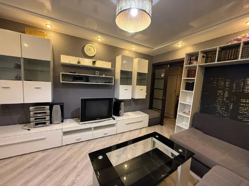 Аренда 3х комнатной квартиры в ворошиловском районе - эпф. 🏣город: донецк 🏗район: ворошиловский 📍адрес: проспект мира 🏘комнат - 3 🪜этаж - 2 📐 площадь - 76м2 комфортный 2й этаж. Квартира полностью укомплектована всем необходимым для комфортной жизни. Три раздельные комнаты. Раздельный санузел. Вода 💦 согласно графику города. Бойлер! Стоимость аренды 50,000 рублей оплата по факту заселенияю в офис ехать не нужно! Для записи на просмотр звоните 📞+7-949-169-04-54 покажем в удобное для вас время. - фотография - 1