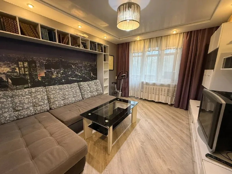 Аренда 3х комнатной квартиры в ворошиловском районе - эпф. 🏣город: донецк 🏗район: ворошиловский 📍адрес: проспект мира 🏘комнат - 3 🪜этаж - 2 📐 площадь - 76м2 комфортный 2й этаж. Квартира полностью укомплектована всем необходимым для комфортной жизни. Три раздельные комнаты. Раздельный санузел. Вода 💦 согласно графику города. Бойлер! Стоимость аренды 50,000 рублей оплата по факту заселенияю в офис ехать не нужно! Для записи на просмотр звоните 📞+7-949-169-04-54 покажем в удобное для вас время. - фотография - 2