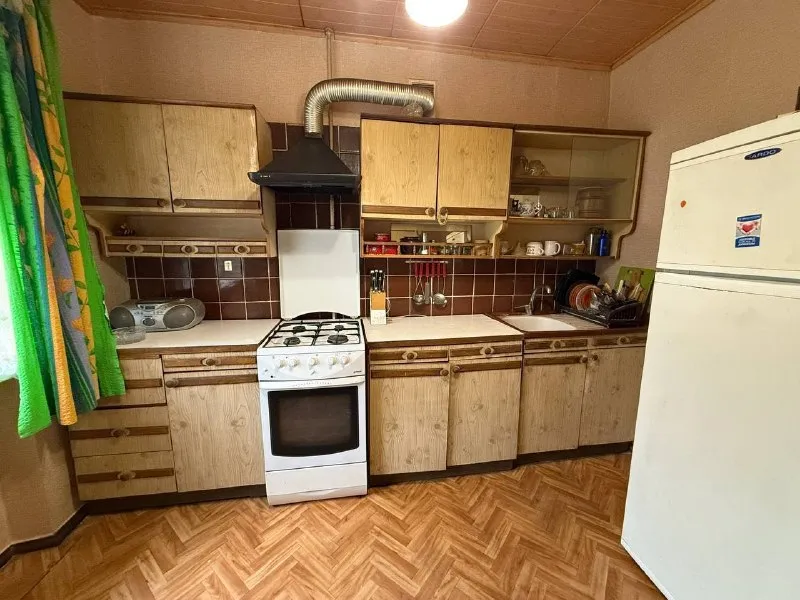 Аренда 3х комнатной квартиры в ворошиловском районе - эпф. 🏣город: донецк 🏗район: ворошиловский 📍адрес: проспект мира 🏘комнат - 3 🪜этаж - 2 📐 площадь - 76м2 комфортный 2й этаж. Квартира полностью укомплектована всем необходимым для комфортной жизни. Три раздельные комнаты. Раздельный санузел. Вода 💦 согласно графику города. Бойлер! Стоимость аренды 50,000 рублей оплата по факту заселенияю в офис ехать не нужно! Для записи на просмотр звоните 📞+7-949-169-04-54 покажем в удобное для вас время. - фотография - 6